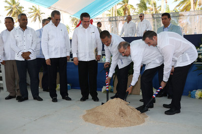 (L) Stephen Hunter, CEO & President of the Sunwing Travel Group, Honorable Danilo Medina President of the Dominican Republic, Jordi Pelfort Managing Director of Blue Diamond Resorts (R)